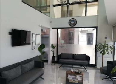 Фото 1 клиники Özel İzmir Dental Klinik
